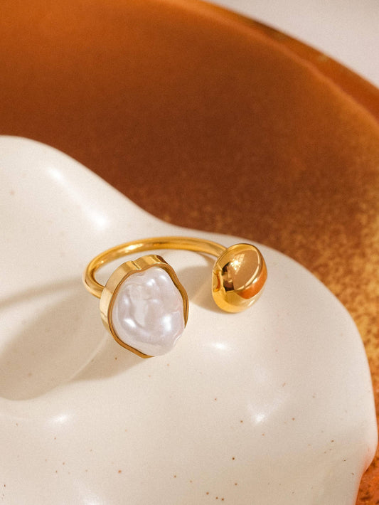 Abstract Pearl Ring